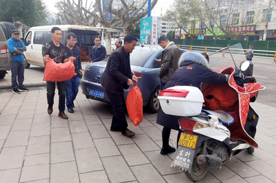 羅平煙草分公司機關干部職工踴躍購買扶貧產品，大額資金彰顯責任擔當